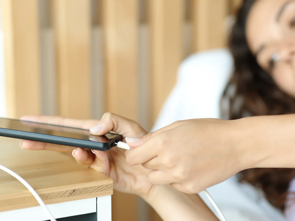 Crezi că îți încarci telefonul corect? Ordinea în care conectezi încărcătorul contează mai mult decât crezi