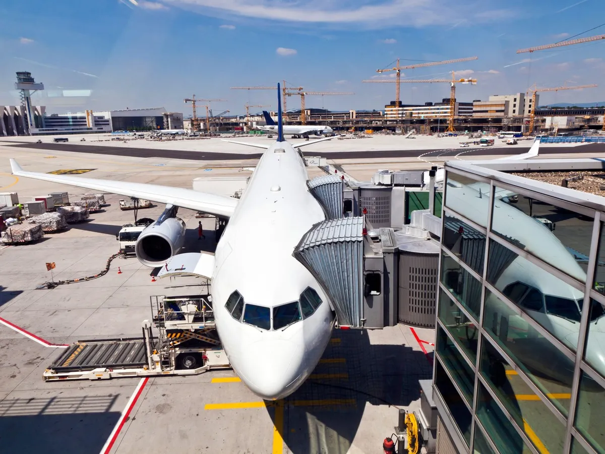 Un aeroport din țara UE în care trăiesc peste 600.000 de români, închis temporar. Sute de zboruri anulate