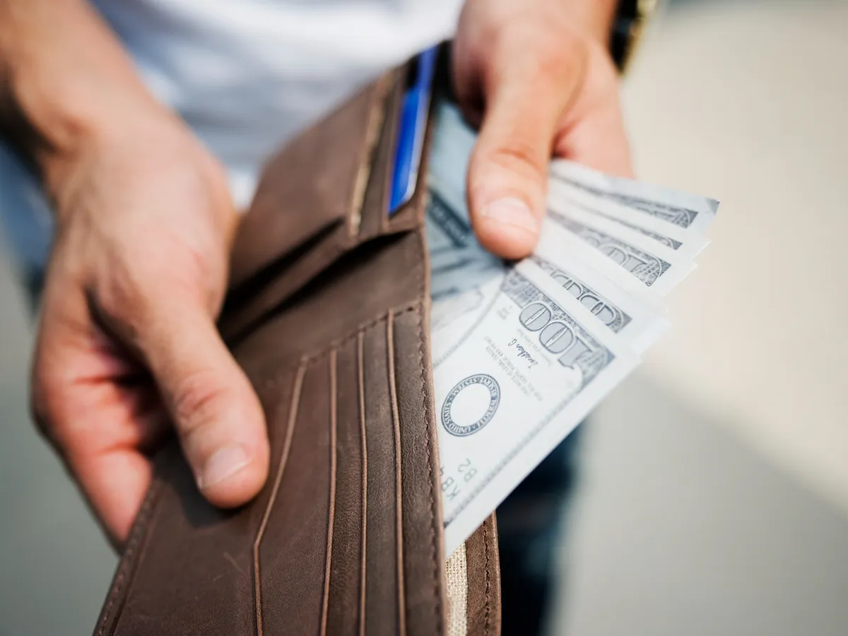 Cămătarii cu legea în mână: dobândă de 432% pe an, de 50 de ori mai mare ca la bancă