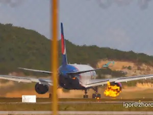 Avion rusesc cu 300 de pasageri în flăcări după decolare. Unul dintre motoare a a luat foc - FOTO: Profimedia