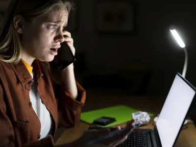 Femeie încercând îngrijorată să vorbească la telefon - Foto: Freepik/CC0