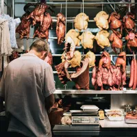 O familie dă 75 lei în plus pe carne, în 2022. Pe cartofi - 60 lei. Coșul minim are 34 de produse / Pexels / Airam Datoon
