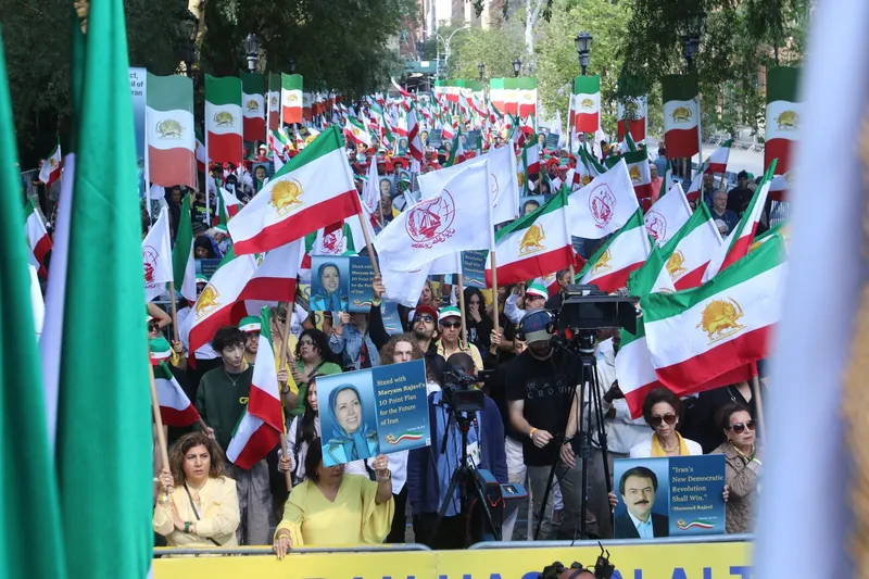 Susținători ai liderilor rezistenței iraniene - Mariam Rajavi, președinte ales al Consiliului Național al Rezistenței Iranului (NCRI), la New York - Foto: Profimedia Images