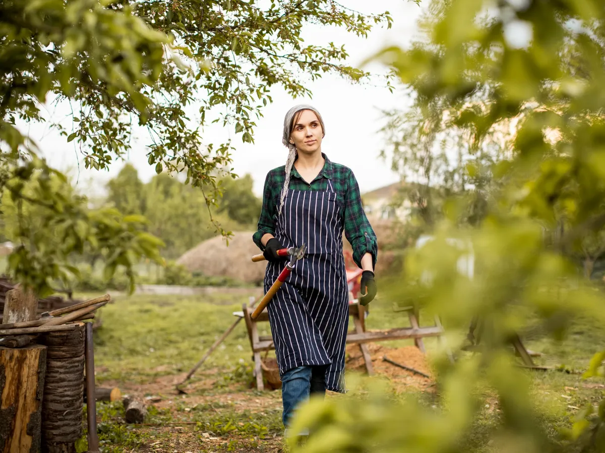 Femeie în grădină - Foto: Freepik (Imagine cu rol ilustrativ)