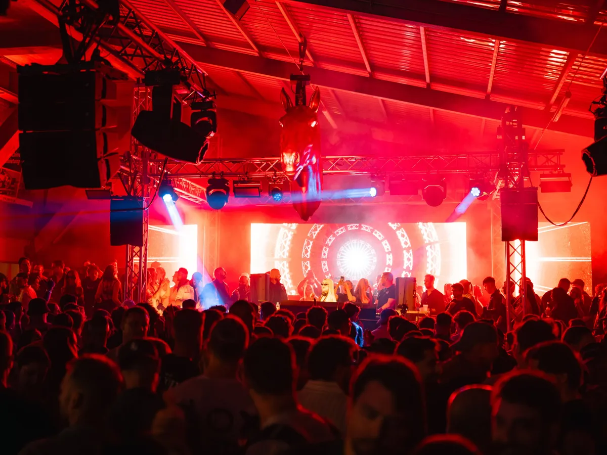 Focuri de armă la o petrecere rave în Elveția. Poliția anunță că un om ar fi fost ucis si mai mulți sunt răniț