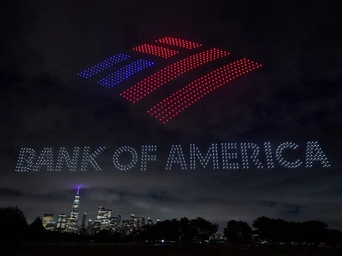 O imagine a Bank of America e afișată pe linia orizontului, în Manhattan, de 1500 de drone, în cadrul unui spectacol FIFA cu drone - Foto: Profimedia Images