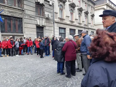 Susținătorii în așteptarea lui Codrin Ștefănescu, în fața BEC. FOTO: Newsweek România