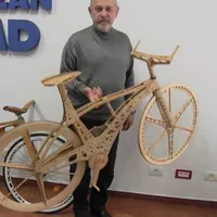 Dan Sobol a făcut cea mai ușoară bicicletă din lume. / Foto: aradon.ro