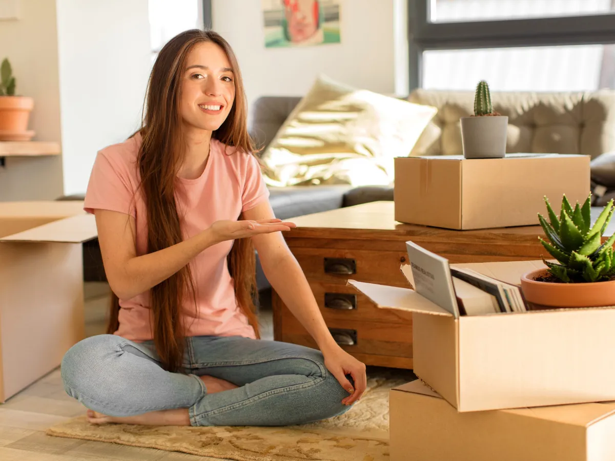 Femeie asamblând mobilă Ikea - Foto: Freepik