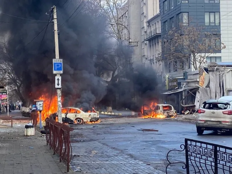 Bombardamente intense rusești asupra orașului Harkov. Mai multe clădiri civile, avariate - Foto: X/@IuliiaMendel