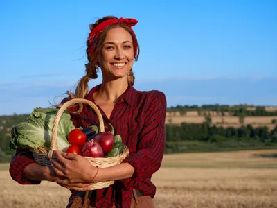 Femeie care ține un coș cu legume în brațe - Foto: Freepik (Imagine cu rol ilustrativ)
