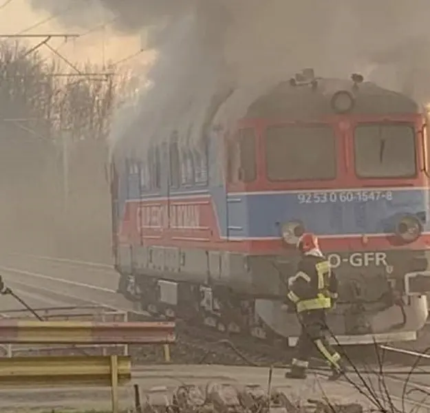 Locomotiva unui marfar cu îngrăşăminte chimice a luat foc în apropiere de Ploiești. / Foto: news.ro