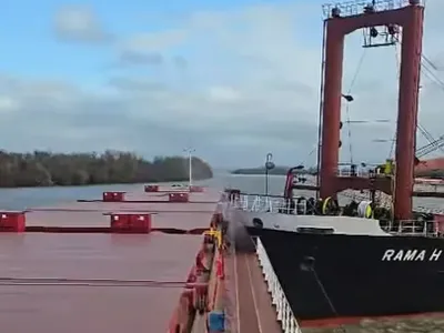 Momentul în care o navă turcească intră în plin într-un vas ancorat pe Dunăre, la Mila 44 - Foto: oradetulcea.ro