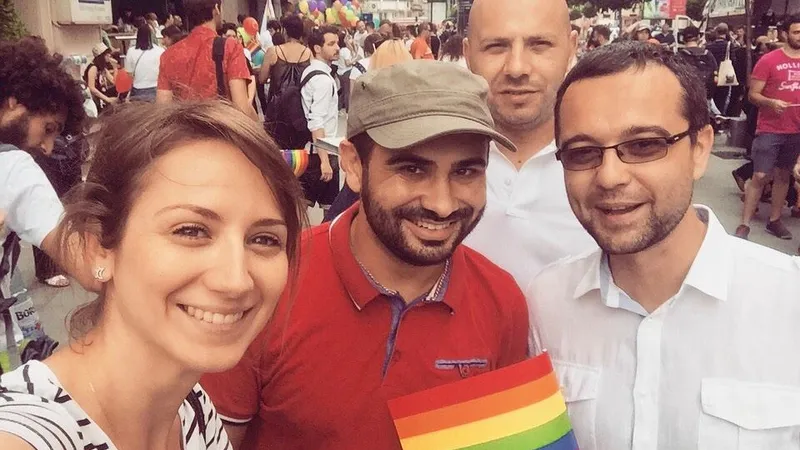 Deputatul PSD Petre Florin Manole și șeful TSD, Gabriel Petrea, la parada gay de anul acesta, unde au participat circa 10.000 de oameni. Sursa: Facebook Petre Florin Manole