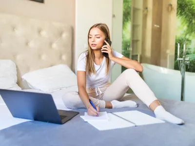 O femeie vorbește la telefon - Foto: freepik (rol ilustrativ)