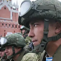 Soldații ruși, pe frontul din Ucraina cu uniforme groase: „E al naibii de cald și stăm fără apă” / Profimedia