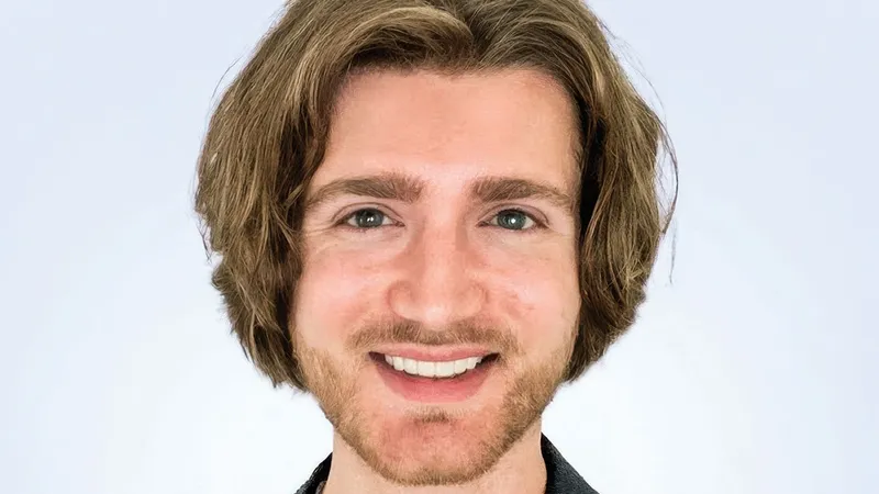 Cocchiarella a ales calea antreprenorului ca YouTuber