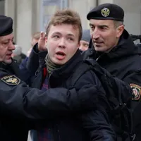 Jurnalistul Roman Protasevici, ridicat de forțele din Belarus la un protest din 2017. Sursă imagine: news.sky.com