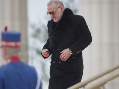 Gigi Becali s-a dus direct la George Simion, apoi a mers ”glonț” la Nicușor Dan, la sfințirea Catedralei: ”A rămas blocat”