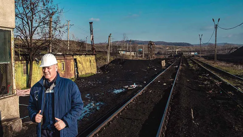 David Constantin, directorul UMC Roșiuța, din cadrul CEO, în zona de încărcare a cărbunelui în vagoane CFR