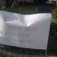 Mesaj de la protestul din București al părinților copiilor cu dizabilități. SURSA: Facebook Mădălina Turza