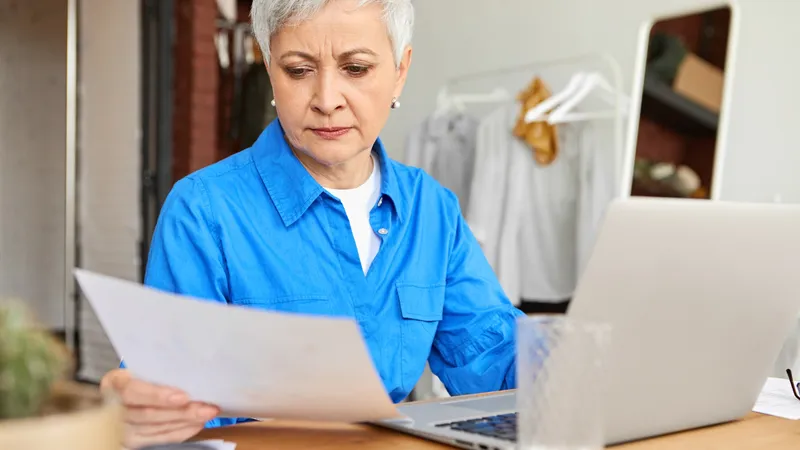 Ajutor la pensie: Jumătate din factura la curent nu se plătește. Care pensionari iau bani de la stat - Foto: Freepik (Imagine cu rol ilustrativ)