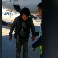 Migrantul din Guatemala s-a ascuns în compartimentul roților avionului. FOTO: Captură video