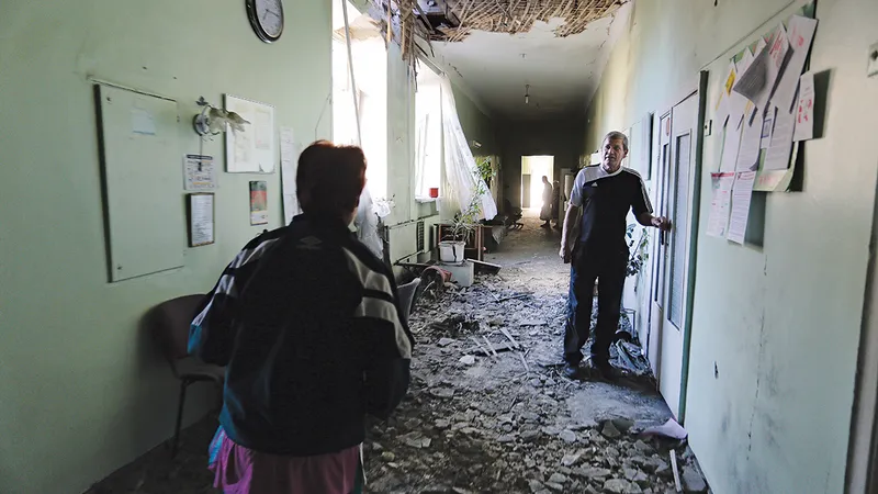 RUINE MORTALE Un pacient se află în ceea ce a mai rămas dintr-un spital din Donesțk distrus de bombardamente în iulie 47 de victime