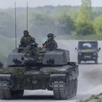Tank britanic Challenger, participând la exerciţiul militar de luptă urbană din Sissone, Franţa - Foto: Profimedia Images