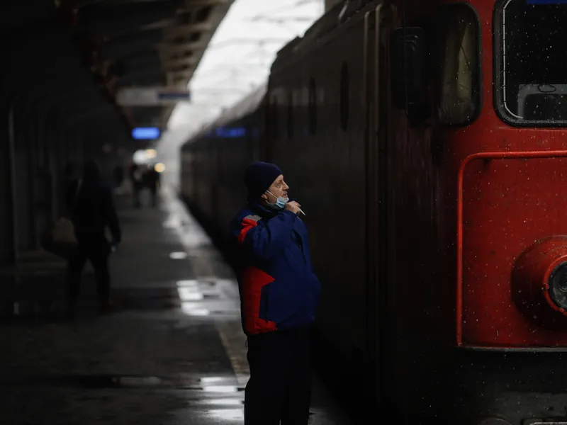 „Record” la CFR: Rapidul București - Craiova a ajuns la destinație în aproape 8 ore. Sunt 209 km! - Foto: Inquam Photos / George Călin