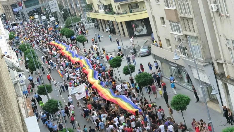 Steagul LGBT pe Calea Victoriei. FOTO: Accept