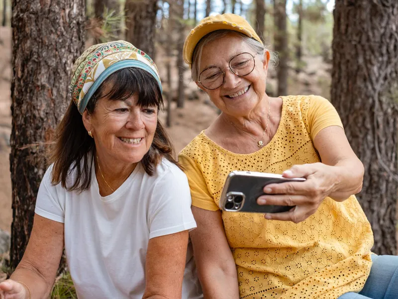 Pensionari făcându-și poze - Foto: Freepik