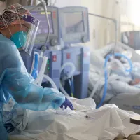 Medicii cere oamenilor să poarte măști în spații închise. Restricții, ridicate prea devreme