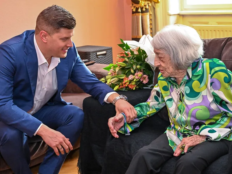 Agnes Keleti, campioană olimpică și mondială, discutând cu fostul înotător Daniel Gyurta, câștigător al Jocurilor Olimpice Foto: Profimediaimages.ro