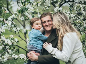 Familie fericită cu copil mic, în grădină - Foto: Pexels/Elina Fairytale