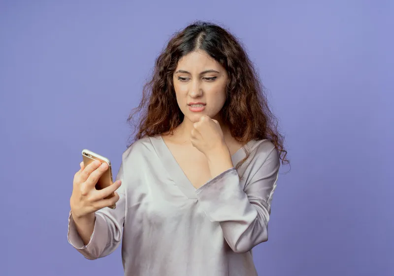 Femeie la telefon - Foto: Freepik (rol ilustrativ)