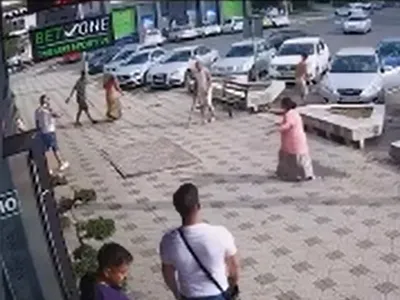 Două femei au intervenit într-o răfuială cu bâte, săbii și bolovani Foto: captura video bacau.net