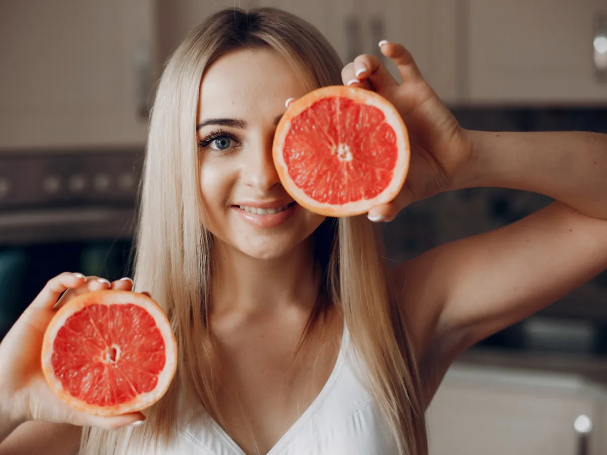 Femeie cu fructe - Foto: Magnific (Imagine cu rol ilustrativ)