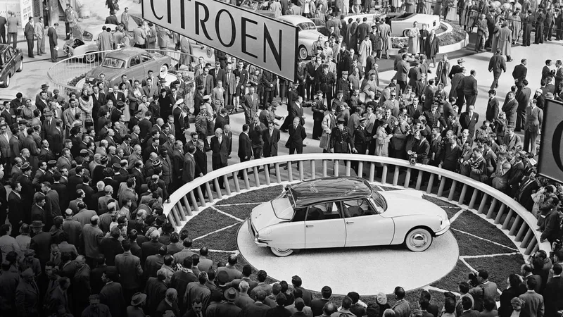 Care a fost prima mașină de serie mare echipată standard cu frâne pe disc? S-a întâmplat în 1955 - Foto: autoexpress.co.uk