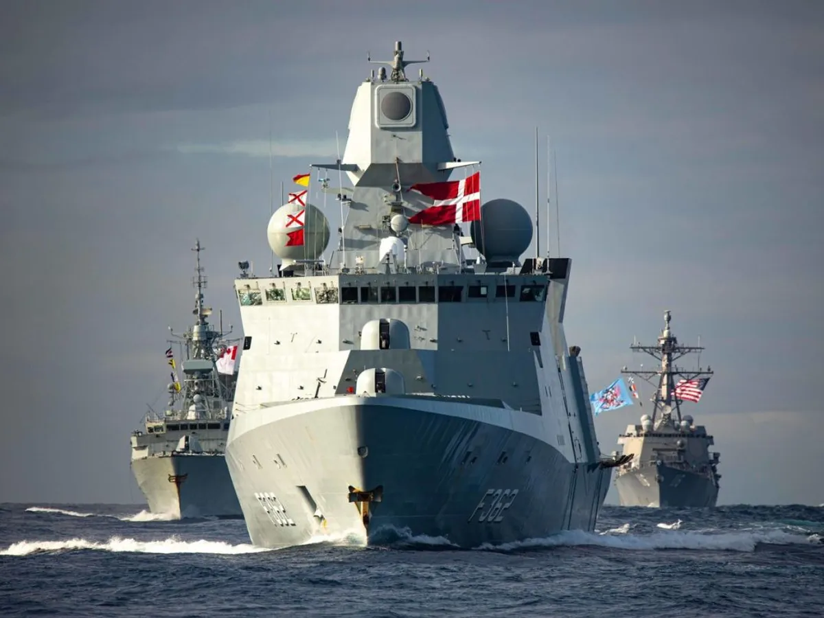 O vedere, de pe crucișătorul din clasa Ticonderoga USS Normandy, a fregatei daneze HDMS Peter Willemoes - Foto: Profimedia Images