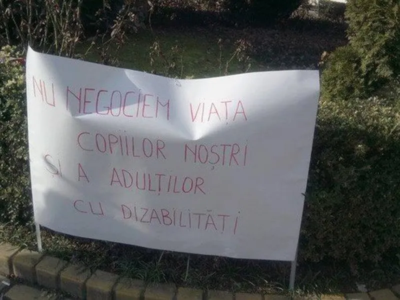 Mesaj de la protestul din București al părinților copiilor cu dizabilități. SURSA: Facebook Mădălina Turza