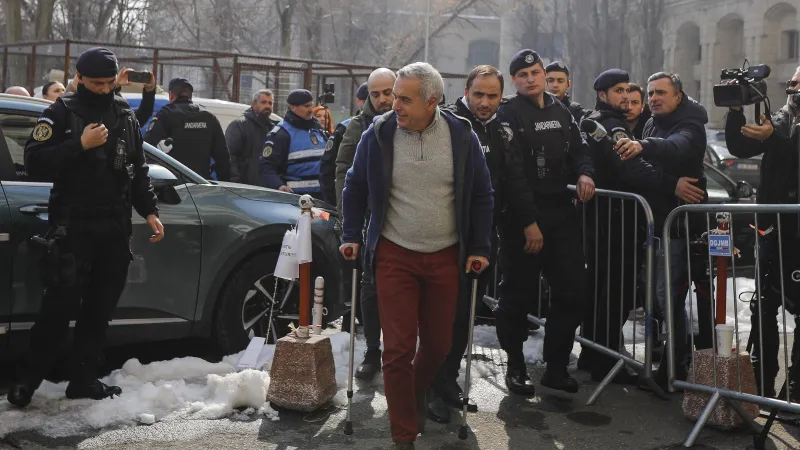 Călin Georgescu a fost dus la Parchetul General unde este audiat ca suspect într-un dosar - Foto: Inquam Photos / Malina Norocea
