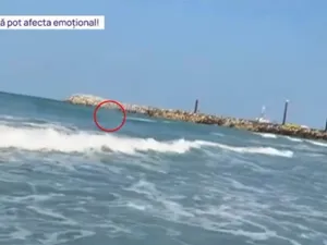 VIDEO Tragedie evitată la limită. Cum a fost salvată de la moarte tânăra abandonată de iubit în mijlocul valurilor, la Costinești
