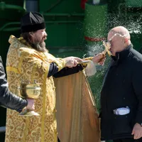 Anchetă epidemiologică, după ce preot bolnav de COVID a mers cu Boboteaza într-un sat din Cluj/FOTO: theverge.com