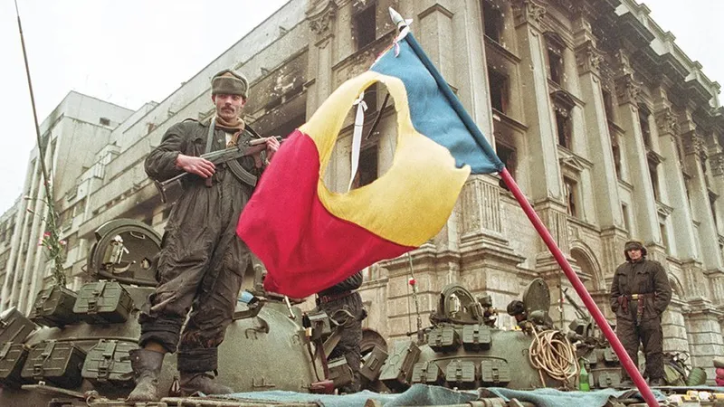 Stema RSR cu secera și ciocanul a fost decupată de pe drapelul românesc în zilele Revoluției