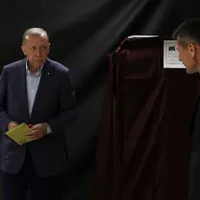 Președintele turc Tayyip Erdogan merge la o secție de votare pentru a vota în cadrul alegerilor prezidențiale și parlamentare, la Istanbul - Foto: Profimedia Images