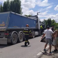 Accident cu 16 persoane, la Butimanu. Un TIR a acroșat o dubă și a proiectat-o într-o căruță. / Foto: targovistenews.ro, Facebook