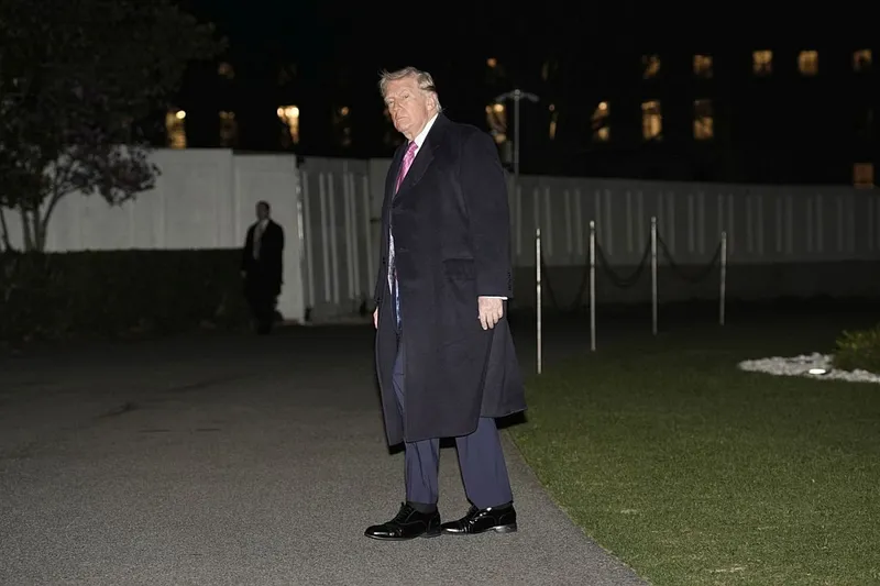 Președintele Statelor Unite, Donald J. Trump, merge pe peluza sudică a Casei Albe din Washington - Foto: Profimedia Images