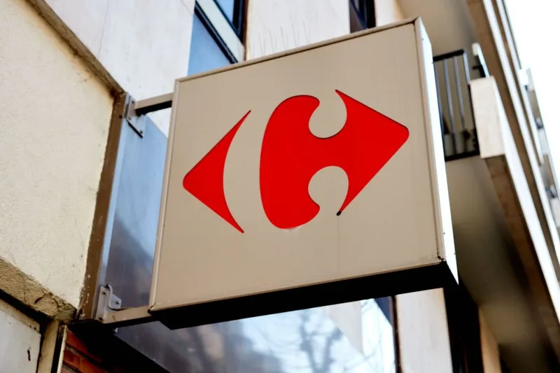 Logo-ul multinaţionalei franceze Carrefour, &icirc;n faţa unui magazin din Paris - Foto: Profimedia Images (Imagine cu caracter ilustrativ)