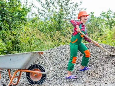 Femeie care încarcă pietre într-o roabă - Foto: Magnific.com (Imagine cu rol ilustrativ)